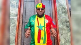 Ketua Kelompok Khusus DPR Papua Tengah, Donatus Mote saat mengenakan atribut tim kebanggaannya yakni Senegal. (Foto: Dok Pribadi)