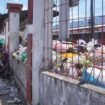 Tampak mama-mama Papua sedang berjualan di pinggir jalan depan Pasar Karang, namun dibagian belakang tumpukan sampah yang menggunung di dalam area Pasar. (Foto: Kristin Rejang/Sasagupapua.com)