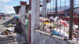 Tampak mama-mama Papua sedang berjualan di pinggir jalan depan Pasar Karang,  namun dibagian belakang tumpukan sampah yang menggunung di dalam area Pasar. (Foto: Kristin Rejang/Sasagupapua.com) 