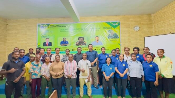 
Momen foto bersama usai kegiatan Literasi Digital bagi perempuan yang diselenggarakan oleh Pemuda Katolik Komcab Nabire. (Foto: Istimewa for Sasagupapua.com)