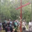 Masyarakat Biak Tancap Salib Merah Tolak Bandar Antariksa BRIN. (Foto: Istimewa)