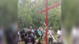Masyarakat Biak Tancap Salib Merah Tolak Bandar Antariksa BRIN. (Foto: Istimewa)