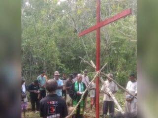 Masyarakat Biak Tancap Salib Merah Tolak Bandar Antariksa BRIN. (Foto: Istimewa)
