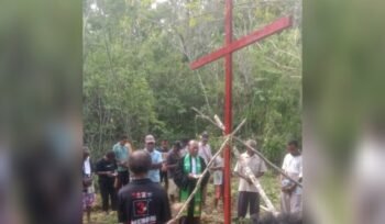 Masyarakat Biak Tancap Salib Merah Tolak Bandar Antariksa BRIN. (Foto: Istimewa)