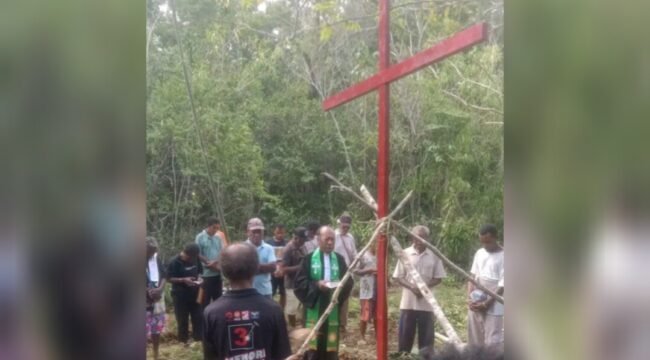Masyarakat Biak Tancap Salib Merah Tolak Bandar Antariksa BRIN. (Foto: Istimewa)