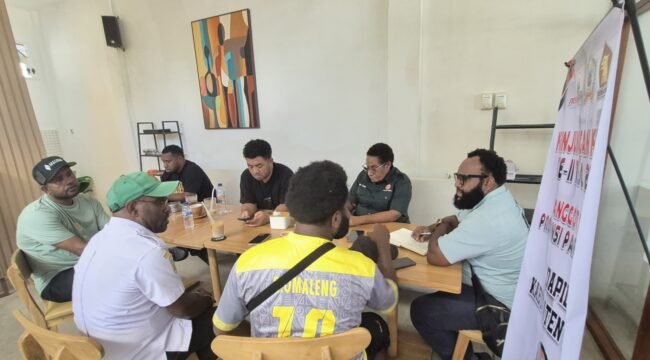Araminus Omaleng saat menyerap aspirasi di Timika, Rabu (10/6/2026). Foto: Dok Istimewa.