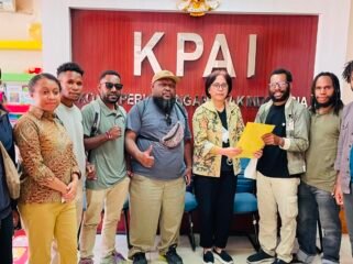 Penyerahan laporan kematian Aliko Walia, Kantor KPAI, Jakarta Pusat. (Foto: Dei Nadipapua)
