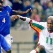 Pemain Senegal, El Hadji Diouf beraksi dalam duel klasik Prancis vs Senegal pada pertandingan pertama Piala Dunia 2002, 31 Mei 2002. (YOUTUBE)
