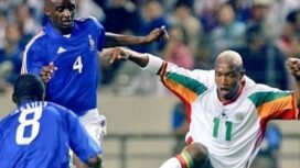 Pemain Senegal, El Hadji Diouf beraksi dalam duel klasik Prancis vs Senegal pada pertandingan pertama Piala Dunia 2002, 31 Mei 2002. (YOUTUBE)