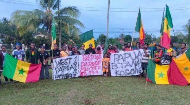 Fans Senegal Manokwari berfoto bersama usai melakukan konvoi pada Senin (15/6/2026). Foto: Ist