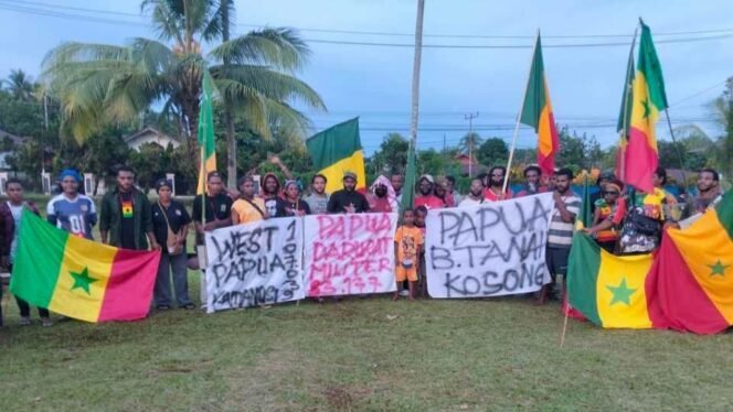 
Fans Senegal Manokwari berfoto bersama usai melakukan konvoi pada Senin (15/6/2026). Foto: Ist