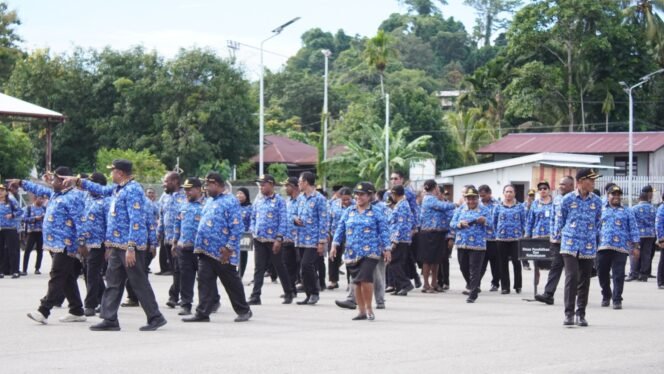 
ASN Provinsi Papua Tengah saat selesai apel gabungan di Halaman Kantor Gubernur Papua Tengah, Nabire pada (17/6/2026). Foto: Kristin Rejang/Sasagupapua.com.