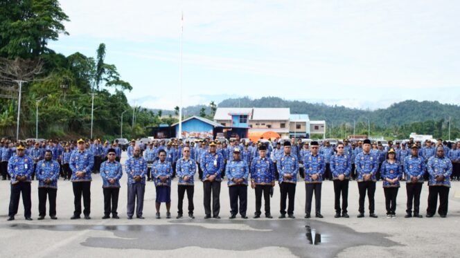 
Foto bersama usai apel Gabungan Pemprov Papua Tengah, Senin (17/6/2026). Foto: Kristin Rejang/Sasagupapua.com.