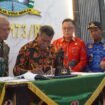 Kepala Dusun II Makimi, Markus Imbiri saat penandatanganan kesepakatan penyerahan Tanah Untuk Bangun Satuan TNI AD di Nabire, Kamis (18/6/2026). Foto: Kristin Rejang/Sasagupapua.