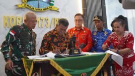 Kepala Dusun II Makimi, Markus Imbiri saat penandatanganan kesepakatan penyerahan Tanah Untuk Bangun Satuan TNI AD di Nabire, Kamis (18/6/2026). Foto: Kristin Rejang/Sasagupapua.