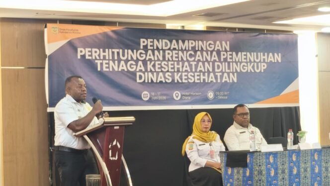 
Kepala Bidang Sumber Daya Kesehatan (SDK) Dinas Kesehatan Provinsi Papua Tengah, Kristianus Tebai saat membawakan sambutan. (Foto: Humas Pemprov Papua Tengah)