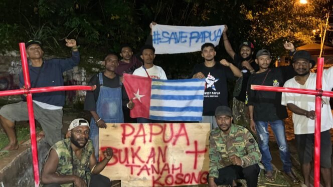 
Sekelompok pemuda saat melakukan aksi konvoi salib merah. (Foto: Istimewa) 