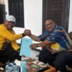 Wakil Ketua IV DPR Papua Tengah saat bertemu dengan Kapolda Papua Tengah, Brigjen Pol Jeremias Rontini.