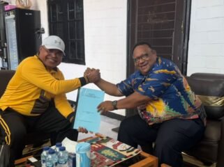 Wakil Ketua IV DPR Papua Tengah saat bertemu dengan Kapolda Papua Tengah, Brigjen Pol Jeremias Rontini.