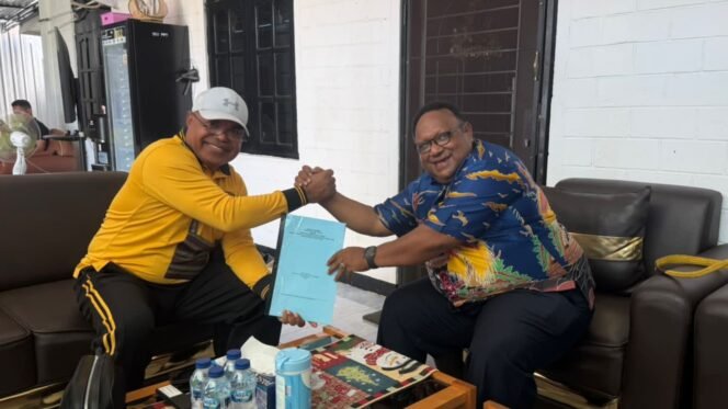 
Wakil Ketua IV DPR Papua Tengah saat bertemu dengan Kapolda Papua Tengah, Brigjen Pol Jeremias Rontini. 