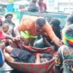 Pastor Dekan Dekenat Moni Puncak Jaya, Yance Yogi, Pr (Baju abu-abu kenakan topi noken) saat ikut mengevakuasi korban ke RSUD Sugapa. (Foto: Ist)