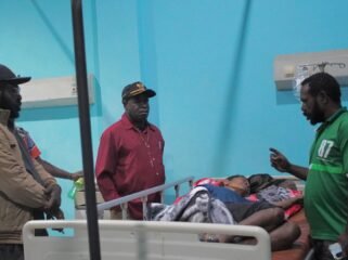 Ketua Pokja Adat MRP Papua Tengah, Yulius Wandagau saat berkunjung ke RSUD Nabire melihat kondisi mama Aliana Pogau, Jumat (19/6/2026). Foto: Kristin Rejang/Sasagupapua.