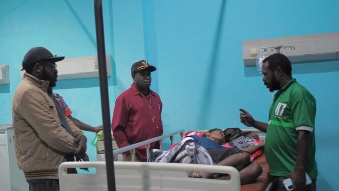 
Ketua Pokja Adat MRP Papua Tengah, Yulius Wandagau saat berkunjung ke RSUD Nabire melihat kondisi mama Aliana Pogau, Jumat (19/6/2026). Foto: Kristin Rejang/Sasagupapua. 