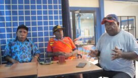 Suku Moni Papua Tengah Musa Kobogau, Kepala Suku Mee Provinsi Papua Tengah, Melkias Muyapa, dan Kepala Suku Wolani, Harun Agimbau saat menyampaikan pernyataan, Jumat (19/6/2026). Foto: Kristin Rejang/Sasagupapua.com. 