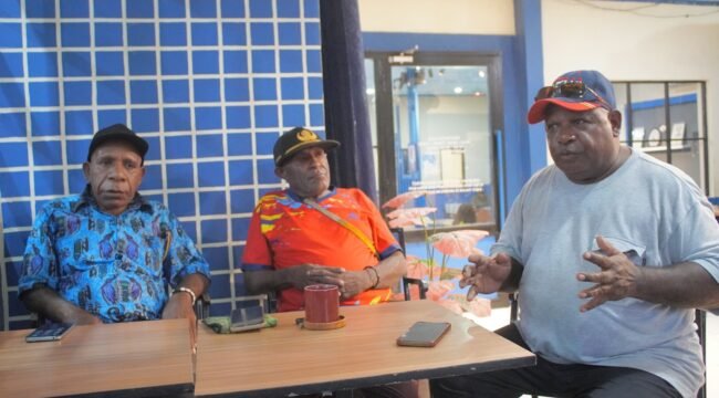 Suku Moni Papua Tengah Musa Kobogau, Kepala Suku Mee Provinsi Papua Tengah, Melkias Muyapa, dan Kepala Suku Wolani, Harun Agimbau saat menyampaikan pernyataan, Jumat (19/6/2026). Foto: Kristin Rejang/Sasagupapua.com. 