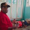 Ketua Pokja Adat MRP Papua Tengah, Yulius Wandagau saat mengunjungi mama Aliana Pogau di RSUD Nabire. (Foto: Ist)