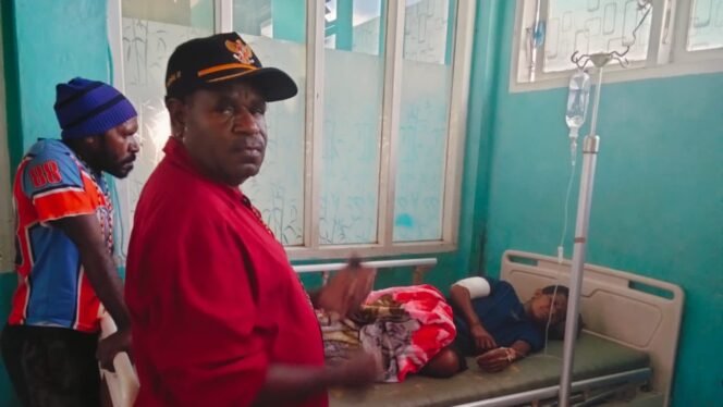 
Ketua Pokja Adat MRP Papua Tengah, Yulius Wandagau saat mengunjungi mama Aliana Pogau di RSUD Nabire. (Foto: Ist)