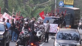 Gen Z saat dihadang oleh pihak kepolisian di Jayapura pada Minggu (21/6/2026). Foto: Dok Gen Z