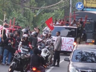 Gen Z saat dihadang oleh pihak kepolisian di Jayapura pada Minggu (21/6/2026). Foto: Dok Gen Z
