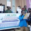 Sekretaris KMPP Se-Nabire, Yotam Numang, saat membacakan pernyataan sikap di depan Kantor DPR Papua Tengah, Selasa (23/6/2026). Foto: Kristin Rejang/Sasagupapua.com