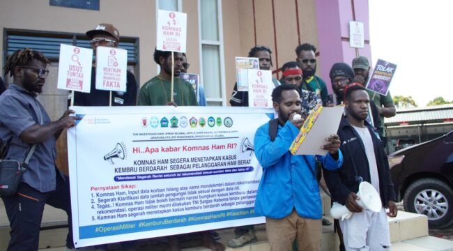 Sekretaris KMPP Se-Nabire, Yotam Numang, saat membacakan pernyataan sikap di depan Kantor DPR Papua Tengah, Selasa (23/6/2026). Foto: Kristin Rejang/Sasagupapua.com