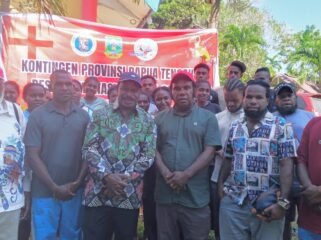 Wakil Bupati Puncak, Naftali Akawal berfoto bersama panitia Pesparawi Kabupaten Puncak dan Ofisial serta peserta. (Foto: Istimewa)
