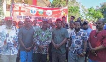 Wakil Bupati Puncak, Naftali Akawal berfoto bersama panitia Pesparawi Kabupaten Puncak dan Ofisial serta peserta. (Foto: Istimewa)