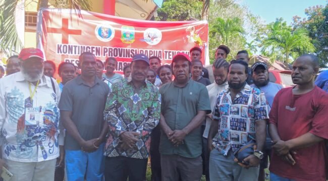 Wakil Bupati Puncak, Naftali Akawal berfoto bersama panitia Pesparawi Kabupaten Puncak dan Ofisial serta peserta. (Foto: Istimewa)