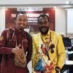 Ketua APINDO Dogiyai berfoto bersama Dosen Tetap di Jurusan Akuntansi Fakultas Ekonomi dan Bisnis juga sebagai Praktisi, Kurniawan Patma. (Foto: Ist)