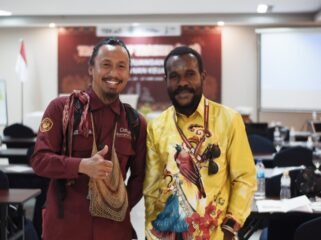 Ketua APINDO Dogiyai berfoto bersama  Dosen Tetap di Jurusan Akuntansi Fakultas Ekonomi dan Bisnis juga sebagai Praktisi, Kurniawan Patma. (Foto: Ist)