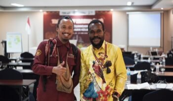 Ketua APINDO Dogiyai berfoto bersama  Dosen Tetap di Jurusan Akuntansi Fakultas Ekonomi dan Bisnis juga sebagai Praktisi, Kurniawan Patma. (Foto: Ist)