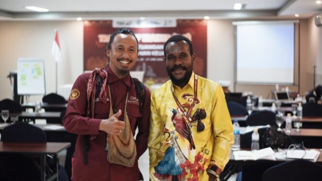
Ketua APINDO Dogiyai berfoto bersama  Dosen Tetap di Jurusan Akuntansi Fakultas Ekonomi dan Bisnis juga sebagai Praktisi, Kurniawan Patma. (Foto: Ist)