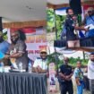Anggota DPR Papua Tengah, Araminus Omaleng saat menerima aspirasi masyarakat secara tertulis dalam momen reses tahap II di Timika, Jumat (26/6/2026). (Foto: Ist)