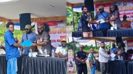 Anggota DPR Papua Tengah, Araminus Omaleng saat menerima aspirasi masyarakat secara tertulis dalam momen reses tahap II di Timika, Jumat (26/6/2026). (Foto: Ist) 