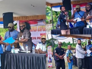 Anggota DPR Papua Tengah, Araminus Omaleng saat menerima aspirasi masyarakat secara tertulis dalam momen reses tahap II di Timika, Jumat (26/6/2026). (Foto: Ist) 