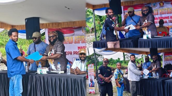
Anggota DPR Papua Tengah, Araminus Omaleng saat menerima aspirasi masyarakat secara tertulis dalam momen reses tahap II di Timika, Jumat (26/6/2026). (Foto: Ist) 