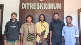Momen Direktur LBH Papua, Festus Ngoranmele saat mendampingi saksi memberikan keterangan di Polda. (Foto: Ist)