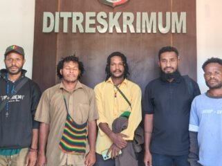 Momen Direktur LBH Papua, Festus Ngoranmele saat mendampingi saksi memberikan keterangan di Polda. (Foto: Ist)