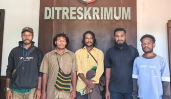 Momen Direktur LBH Papua, Festus Ngoranmele saat mendampingi saksi memberikan keterangan di Polda. (Foto: Ist)