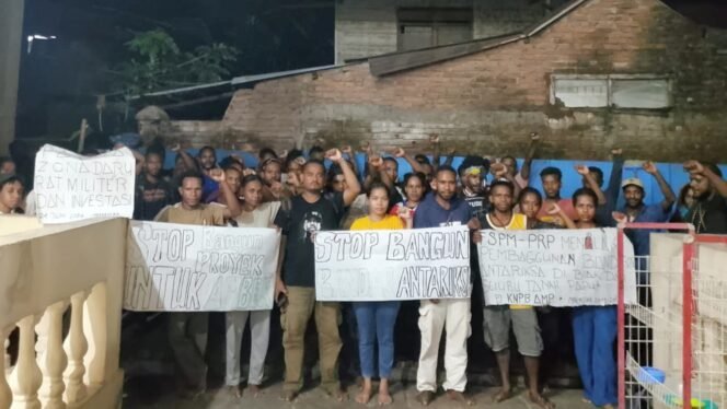 
Mahasiswa Papua di Makassar gelar aksi tolak pembangunan Bandar Antariksa. (Foto: Istimewa)